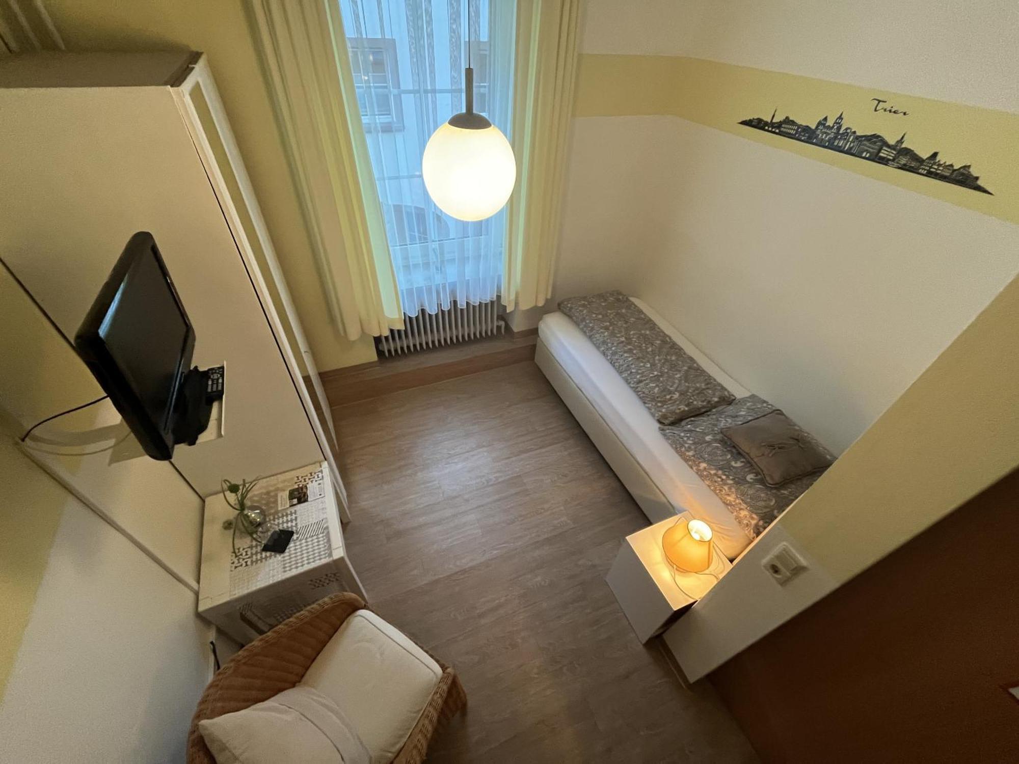 Hotel Restaurant Zumbusch Bad Bertrich Room photo